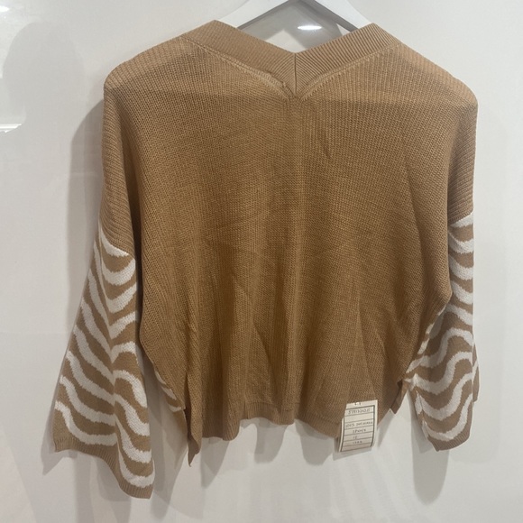 Brand new never worn, medium , soft v-neck sweater - Picture 2 of 5